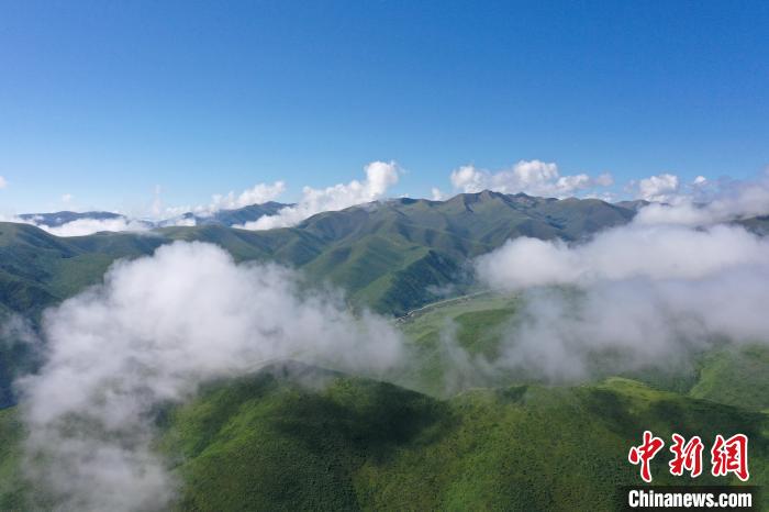 航拍賽來塘鎮(zhèn)山間云霧繚繞?！●R銘言 攝
