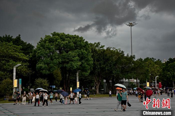 廣州天河區(qū)上空烏云密布?！￡愺K旻 攝