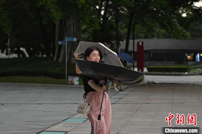大風(fēng)將一名市民的雨傘吹翻。　陳驥旻 攝