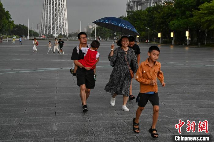 市民前往室內(nèi)避雨?！￡愺K旻 攝