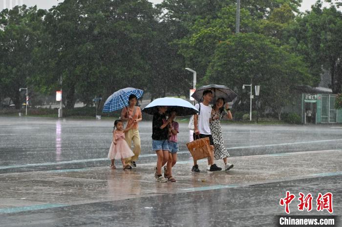 市民雨中出行。　陳驥旻 攝