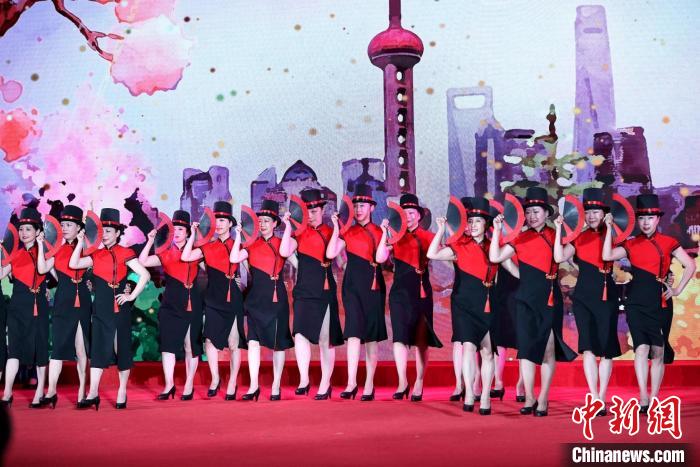 民營經(jīng)濟(jì)女企業(yè)家表演旗袍秀《春之韻》?！∩虾Ｊ形y(tǒng)戰(zhàn)部供圖