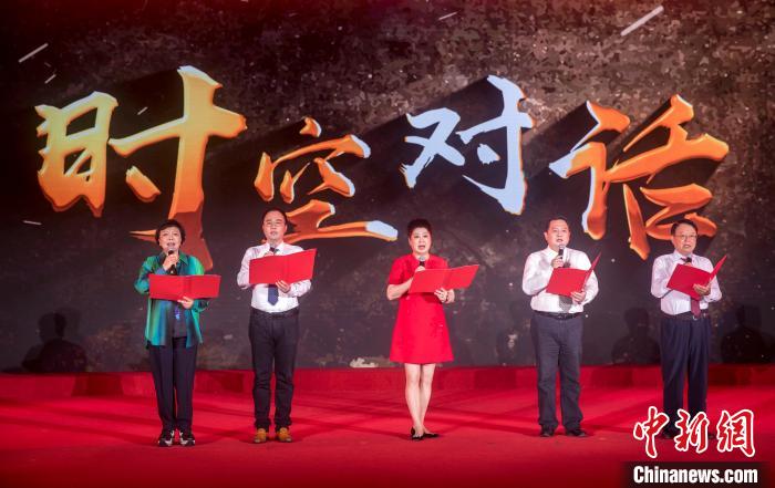 陳望道、顏福慶、陶行知、榮毅仁等統(tǒng)戰(zhàn)先賢的后人傾情演繹朗誦節(jié)目《與統(tǒng)戰(zhàn)先輩的時(shí)空對話》?！∩虾Ｊ形y(tǒng)戰(zhàn)部供圖