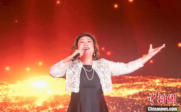 僑界女高音歌唱家演唱《我的深情為你守候》?！∩虾Ｊ形y(tǒng)戰(zhàn)部供圖