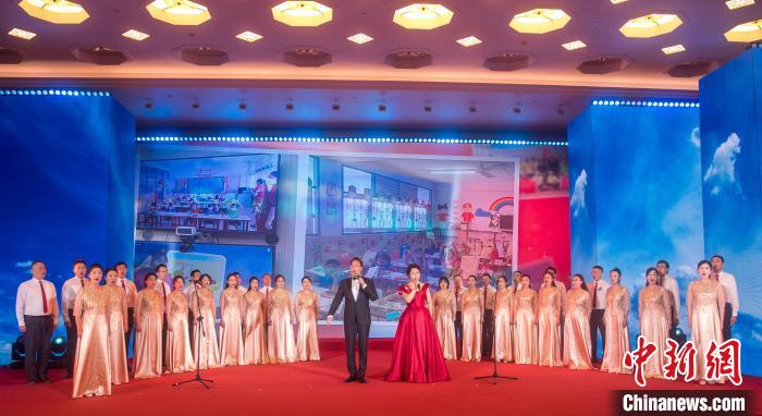 全場大合唱2023年上海統(tǒng)戰(zhàn)文化周主題曲《團(tuán)結(jié)之歌》?！∩虾Ｊ形y(tǒng)戰(zhàn)部供圖