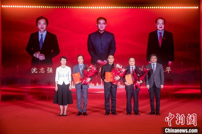 第一屆上海統(tǒng)一戰(zhàn)線崗位建功十大楷模授證儀式?！∩虾Ｊ形y(tǒng)戰(zhàn)部供圖