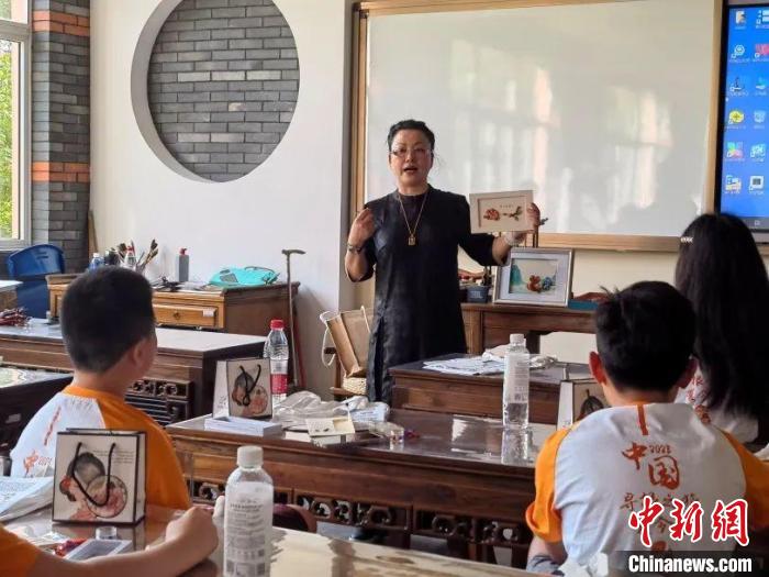 美國華裔少年在滬領略非遺盤扣之美，尋訪“半馬蘇河”