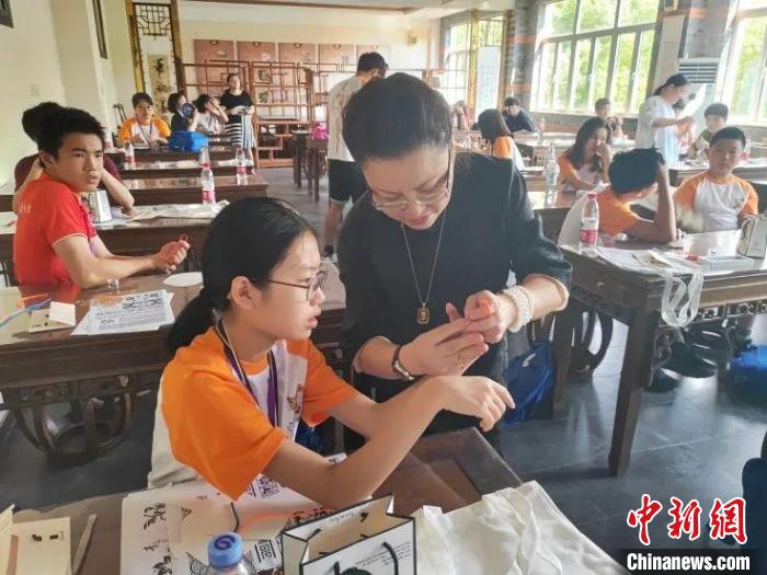 珊麗娜指導華裔少年做盤扣?！∩虾Ｊ袃S聯(lián)供圖