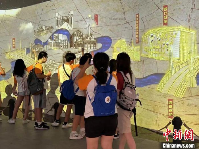 華裔少年參觀蘇州河工業(yè)文明展示館。　上海市僑聯(lián)供圖