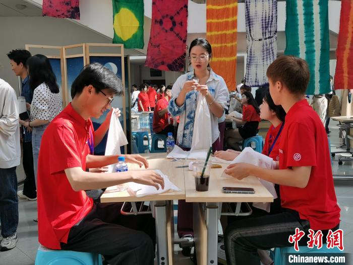 圖為營員體驗云南非遺文化。　胡遠航 攝