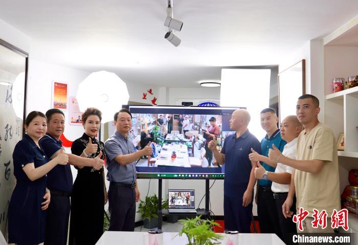 “融情·同心”寧臺(tái)建筑師驛站(臺(tái)中)“云揭牌”儀式在寧德市、臺(tái)灣臺(tái)中市同步舉行，圖為合影留念。　呂若萱 攝