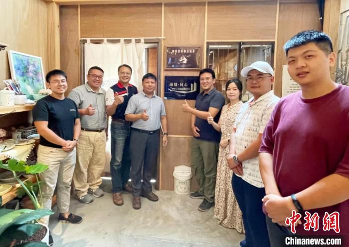 “融情·同心”寧臺(tái)建筑師驛站(臺(tái)中)“云揭牌”儀式在寧德市、臺(tái)灣臺(tái)中市同步舉行，圖為合影留念。　林孟頡 攝