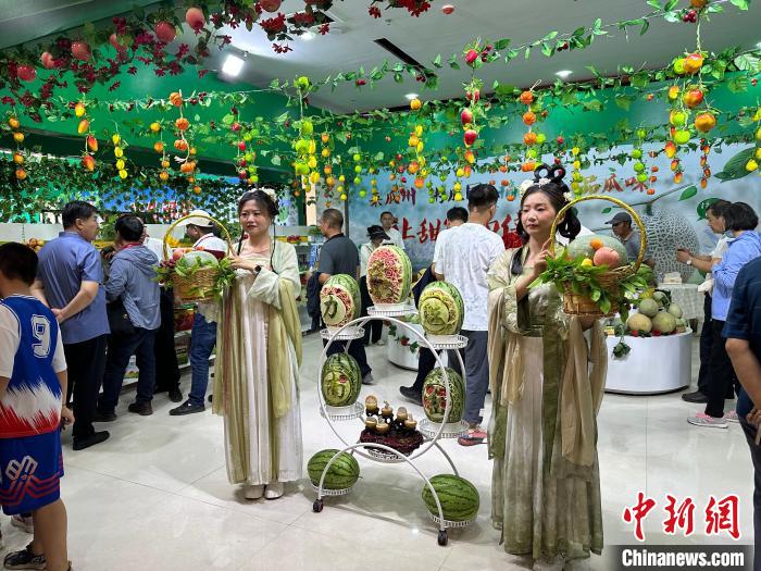 圖為瓜州縣第九屆蜜瓜枸杞展銷會南岔鎮(zhèn)展區(qū)?！?劉瀟 攝