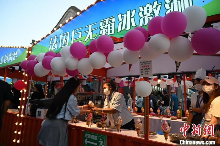 內(nèi)蒙古呼和浩特市，游客品嘗法國巨無霸冰激凌。　劉文華 攝
