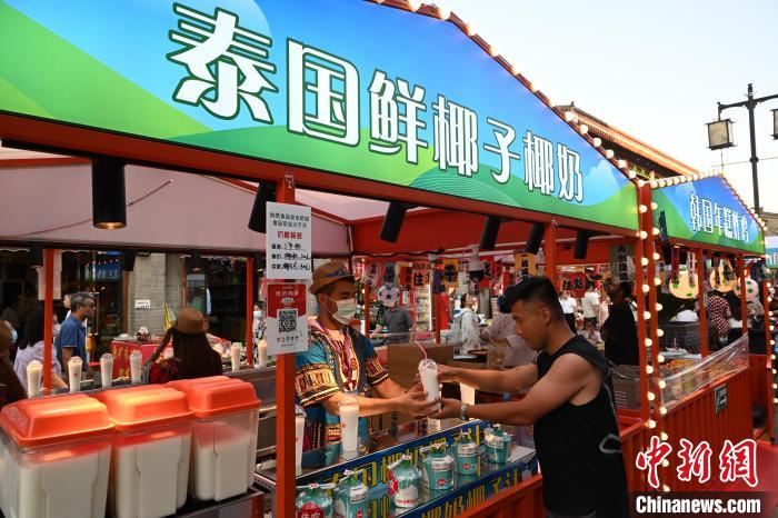 內(nèi)蒙古呼和浩特市，泰國椰奶吸引游客品嘗?！⑽娜A 攝