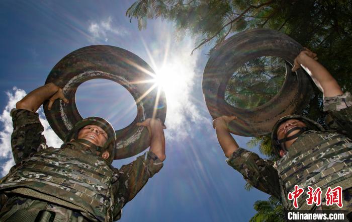 武警官兵在進(jìn)行推舉輪胎訓(xùn)練。　梁承杰 攝