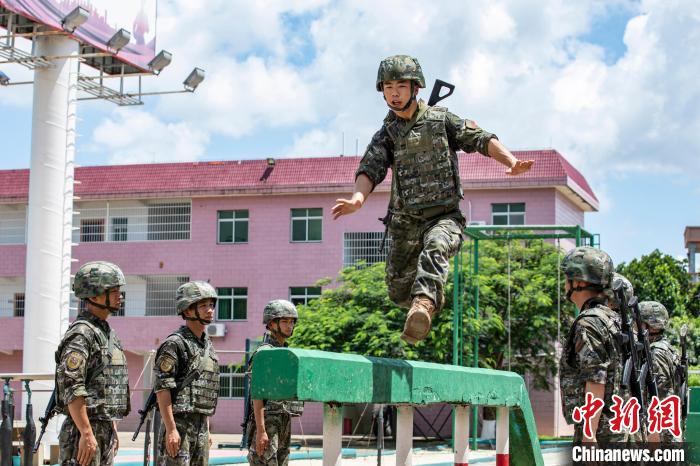 武警官兵在進(jìn)行通過獨木橋障礙訓(xùn)練?！∮嗪Ｑ?攝