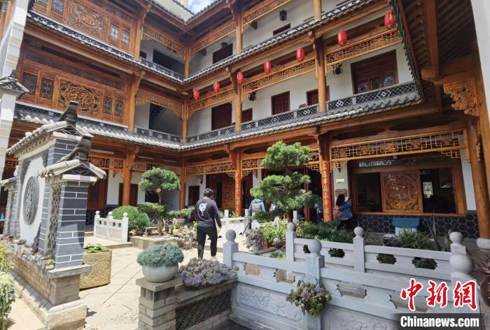 圖為曲靖市麒麟?yún)^(qū)沿江街道大龍社區(qū)中的一家民宿?！×_婕 攝