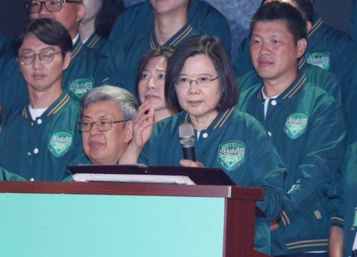 民進(jìn)黨“全代會(huì)”16日在臺(tái)北圓山大飯店舉行，蔡英文一句“冷氣還不錯(cuò)”引發(fā)熱議