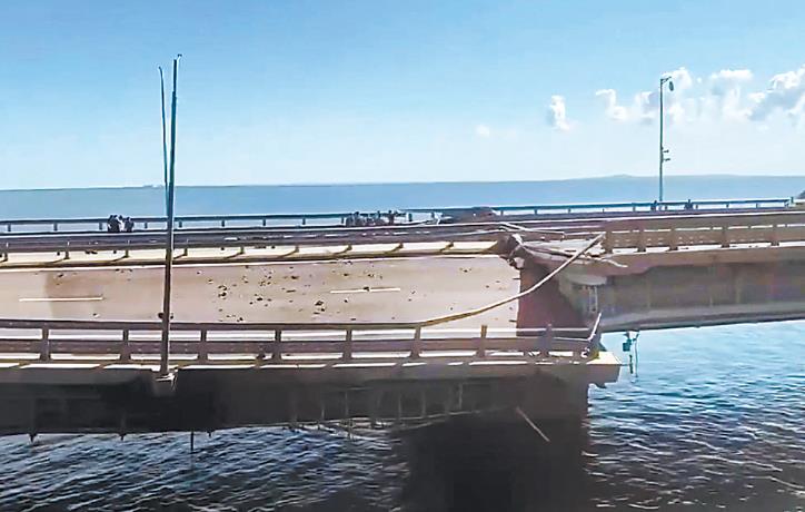 克里米亞大橋17日遭到襲擊。圖為當(dāng)?shù)孛襟wСrimea24TV拍攝的視頻截圖，顯示大橋路面嚴(yán)重受損。