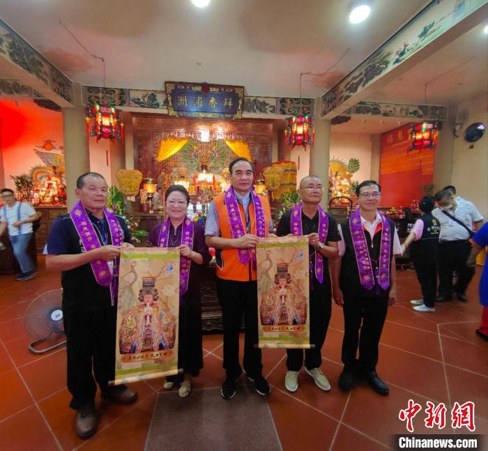 兩岸媽祖信眾合影留念。　龍文區(qū)委臺(tái)港澳辦供圖