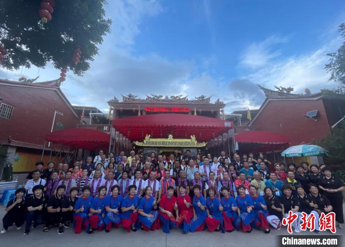 兩岸媽祖信眾合影留念。　龍文區(qū)委臺(tái)港澳辦供圖
