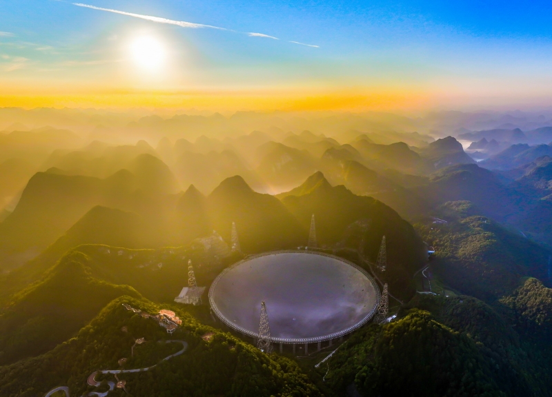 晨曦中的中國天眼FAST全景（無人機(jī)照片，2022年7月25日維護(hù)保養(yǎng)期間拍攝）。（圖源：新華社）