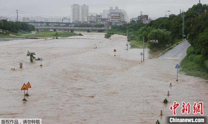 近期，韓國(guó)連日強(qiáng)降雨引發(fā)洪水等自然災(zāi)害，圖為韓國(guó)清州一河流洪水泛濫。