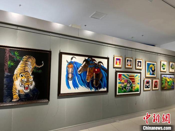 圖為伊金霍洛旗第三小學(xué)學(xué)生制作的羊毛氈畫展?！尉┕﹫D