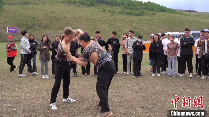 圖為大學(xué)生體驗(yàn)傳統(tǒng)摔跤。　塞汗托雅 攝