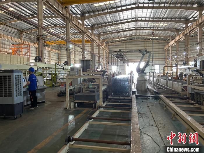 圖為江西撫州安通新材科技有限公司內(nèi)，智能擠壓生產(chǎn)線正在生產(chǎn)光伏組件鋁制品。　朱瑩 攝