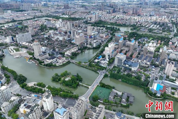 濠河已經(jīng)成為游客和市民感受南通歷史文化的最美窗口，成為融入崇川老百姓日常生活、人人共享的城市大公園?！°蟛?攝