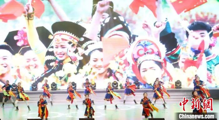 少數(shù)民族代表表演舞蹈《白馬》?！〕缑鲄^(qū)委統(tǒng)戰(zhàn)部供圖
