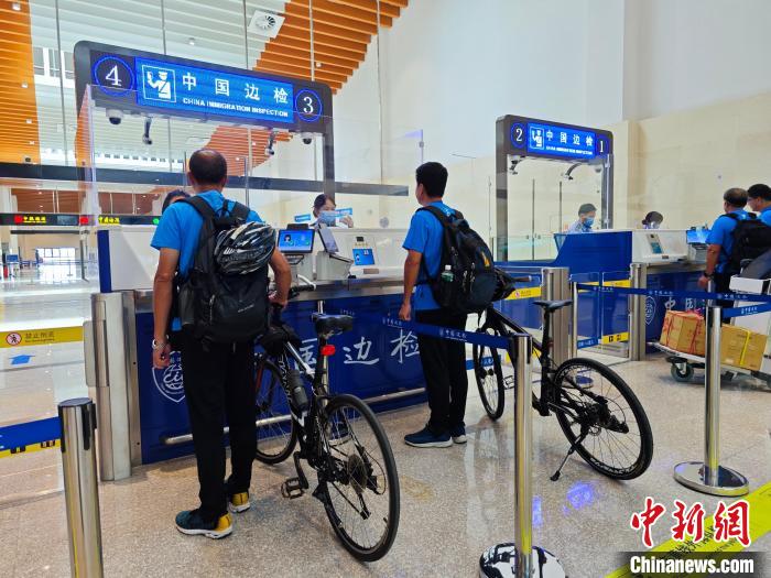 馬祖體育代表團(tuán)隊(duì)員推著自行車辦理通關(guān)手續(xù)?！￡惢?攝