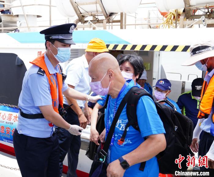 邊檢民警在靠泊碼頭邊服務(wù)馬祖同胞?！￡惢?攝