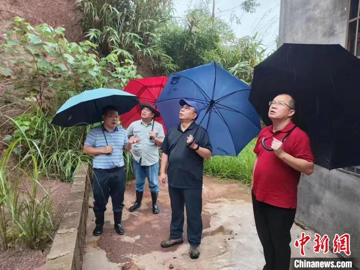 自然資源部駐廣西專家雷明堂和防城港市自然資源局工作組在防城區(qū)檢查指導(dǎo)?！V西自然資源廳 供圖