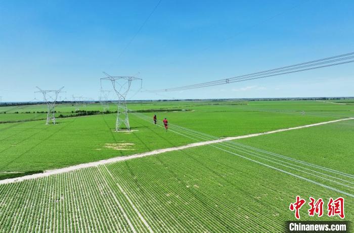 鳳凰—烏蘇Ⅱ回750千伏輸電線路?！●R元 攝