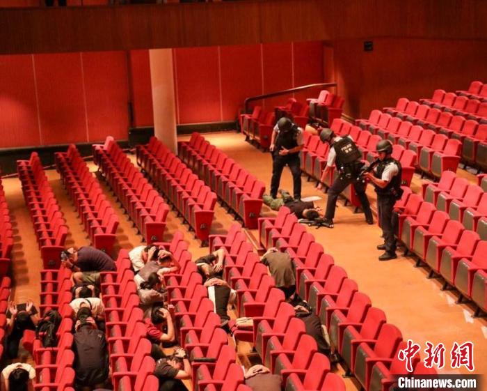香港警方舉行代號“紫焰”反恐演習(xí)?！∠愀厶貐^(qū)政府新聞處圖片 攝