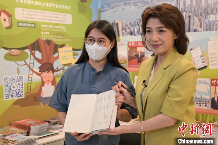 朱可為讀者在新書《可看香港》上簽名?！￡愑乐Z 攝