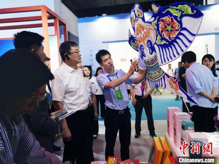 “曹氏風(fēng)箏”傳承人內(nèi)蒙古行：以草原為舞臺(tái)，向世界講述中華文化