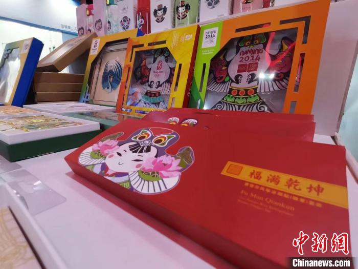 圖為“曹氏風(fēng)箏”的文創(chuàng)產(chǎn)品?！】姴畡偣﹫D