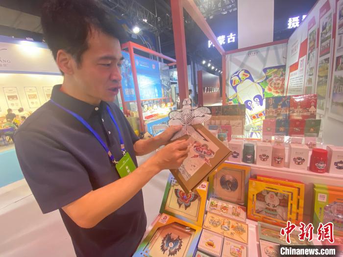 圖為繆伯剛為記者介紹“曹氏風(fēng)箏”文創(chuàng)產(chǎn)品。　張瑋 攝