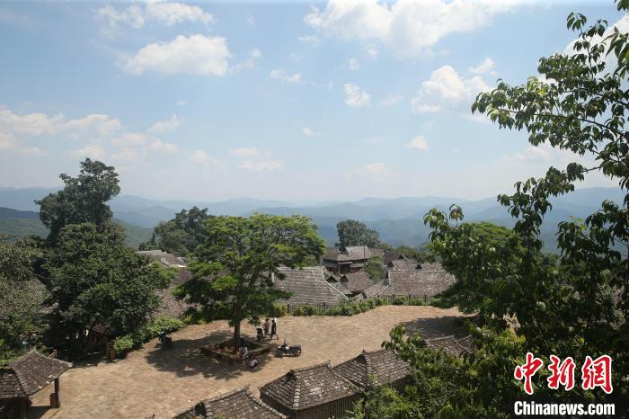 圖為景邁山中的布朗族傳統(tǒng)村落翁基。　黃興鴻 攝