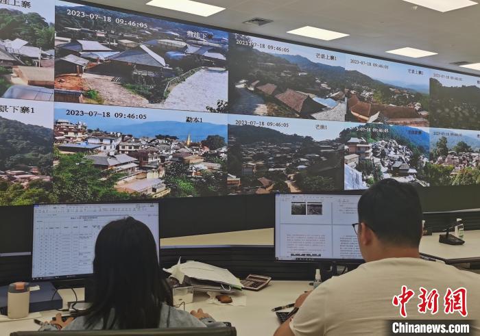 圖為普洱景邁山古茶林保護管理局工作人員通過監(jiān)測設備查看轄區(qū)內(nèi)傳統(tǒng)村落情況?！↑S興鴻 攝