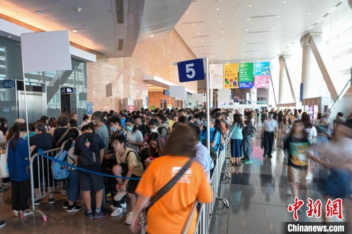 眾多市民等待進入書展?！￡愑乐Z 攝