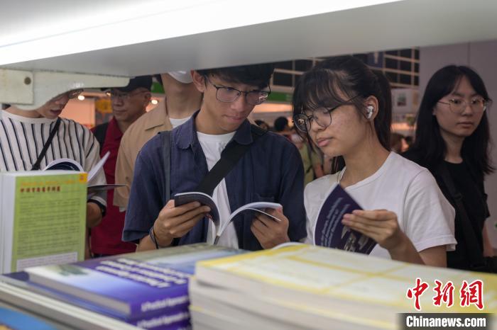 市民在書展內看書?！￡愑乐Z 攝