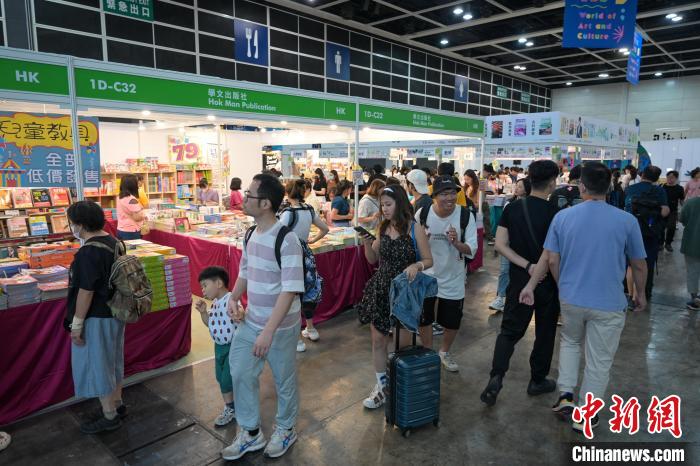 眾多市民到書展選購書籍。　陳永諾 攝