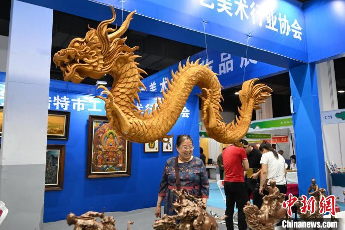 3米長泡沫雕龍在文博會上展出。劉文華 攝