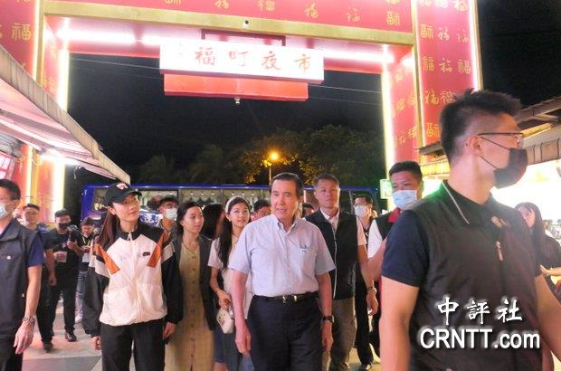 馬英九帶陸生團逛花連東大門夜市，人氣爆棚民眾排隊等合照