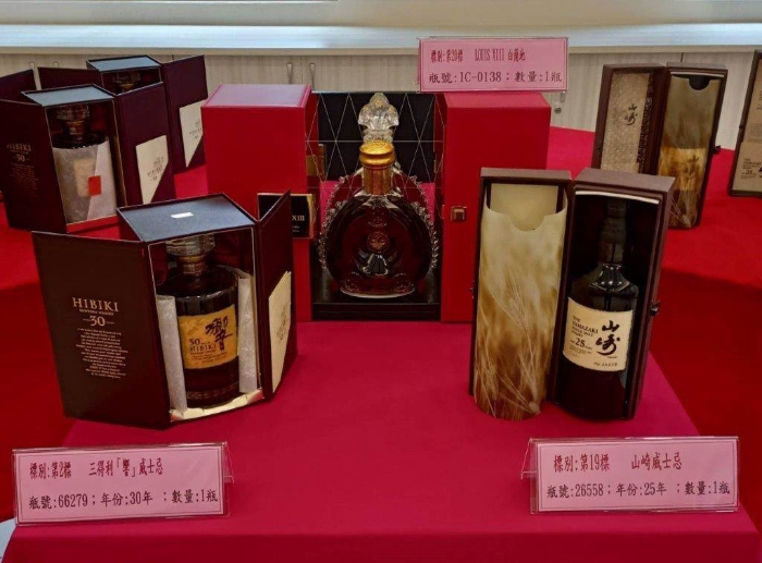 民眾在法拍會(huì)上花30多萬購買im.b主嫌的名酒收藏品